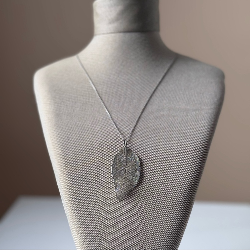 Elegant Silver Leaf Pendant Necklace